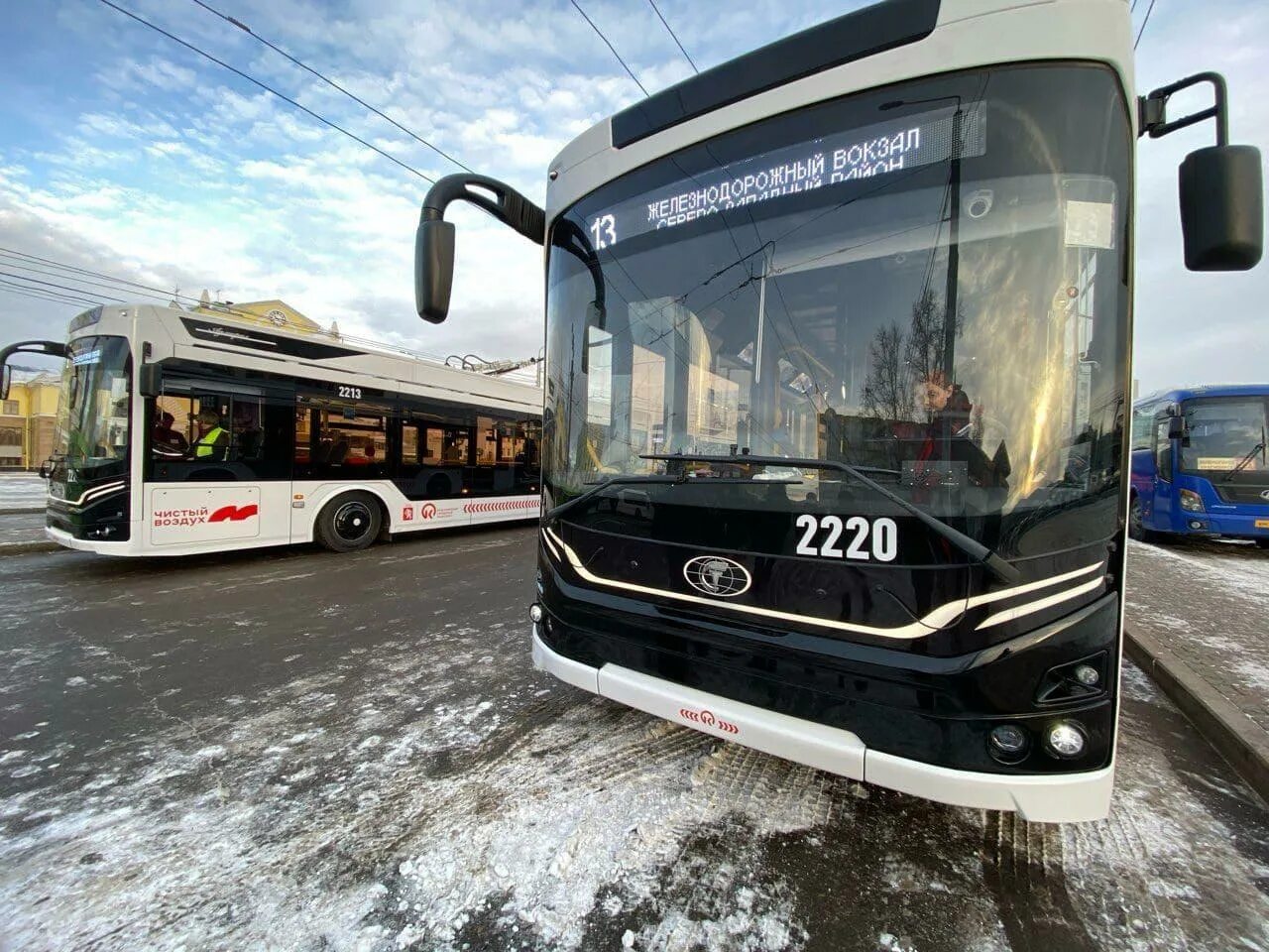 Электробус вышел на маршрут. Троллейбус Адмирал Красноярск. Адмирал низкопольный троллейбус 6281. «Адмирал» низкопольный троллейбус 6281с увеличенным автономным ходом. Новый троллейбус Адмирал Красноярск.