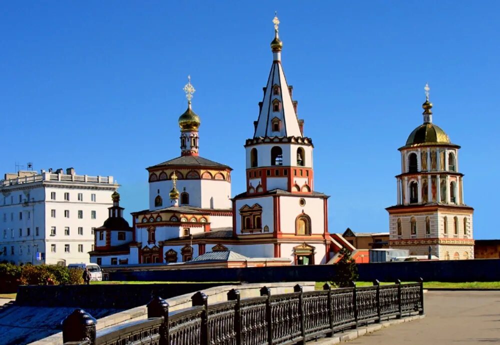 Иркутск туристический город. Церковь Иркутск набережная.