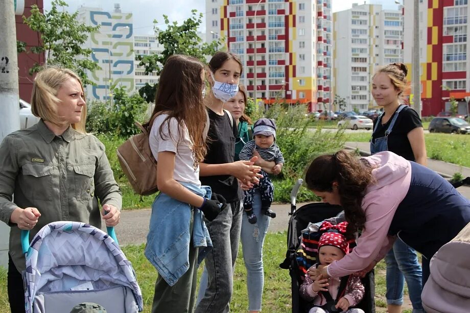 Город набережных жители. Митинг с колясками. Жители Набережных Челнов. Набережные Челны население 2021. Набережные Челны численность населения.