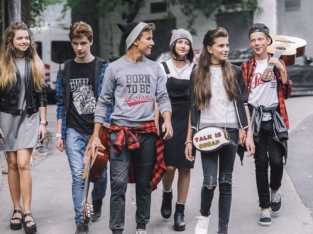 Y3k стиль. Стильные подростки. Уличная одежда для подростков. Одежда современной молодежи. Подростковый стиль одежды.