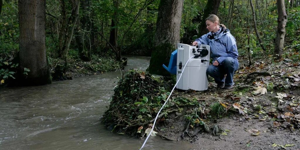 Замер уровня воды в реке. Отбор проб сточных вод. Отбор проб воды. Мониторинг сточных вод. Забор проб воды.