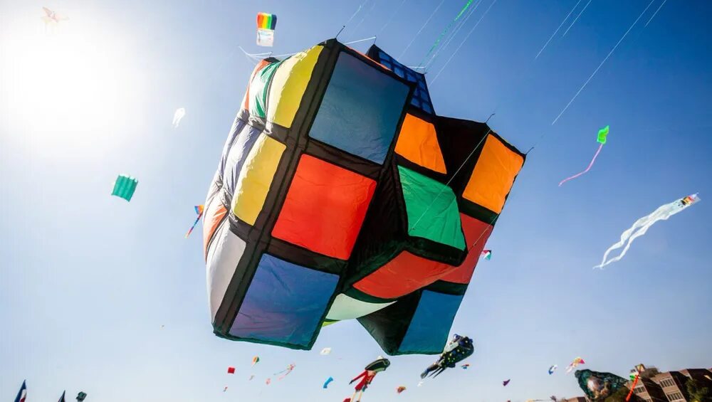 Fly cube. The Kite. Воздушный змей куб. Куб фестиваль. Кубик Рубика соревнования.