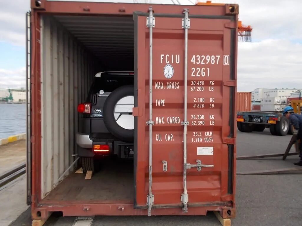 No such container. Автомобильные грузоперевозки контейнеров. Перевозка автомобилей в контейнерах. Контейнер для грузоперевозок. Машина в контейнере.