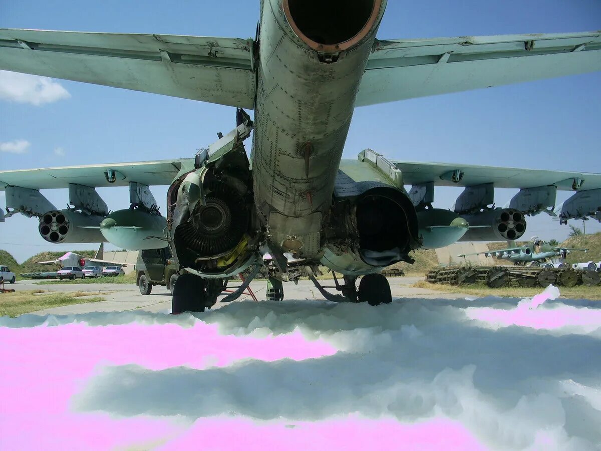 Повреждение самолетов. Су-25 двигатель. Су 25 121 арз. Боевые повреждения самолетов Су-25. Самолёт-Штурмовик Су-25.