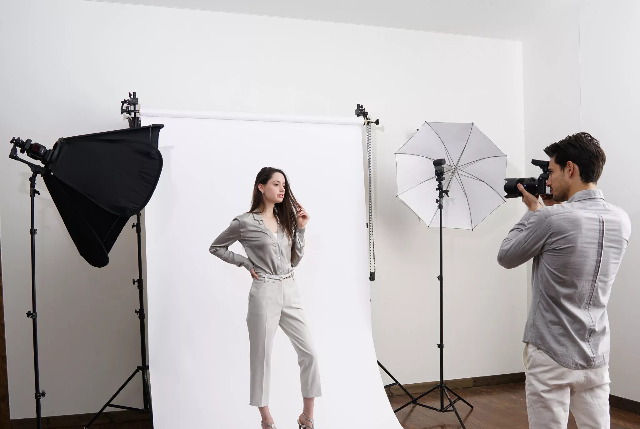 Съемка фото. Фотосессия в студии. Фотограф в студии. Фотомодель и фотограф. Съемка в фотостудии.