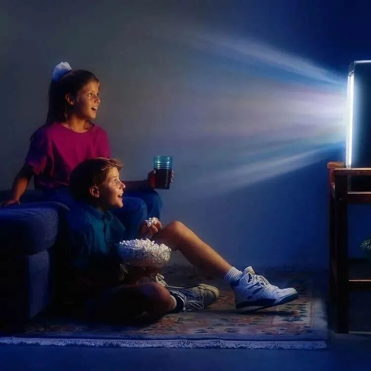 Дети перед телевизором. Вечер перед телевизором. Человек перед телевизором. Человек смотрит телевизор.