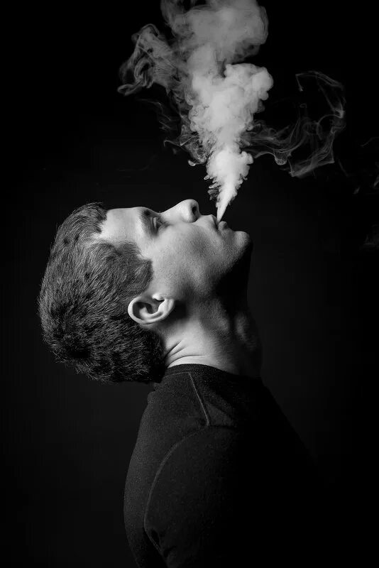 табачный дым красиво. пускаю дым. пускаю дым. пускаю дым. выдыхает дым.