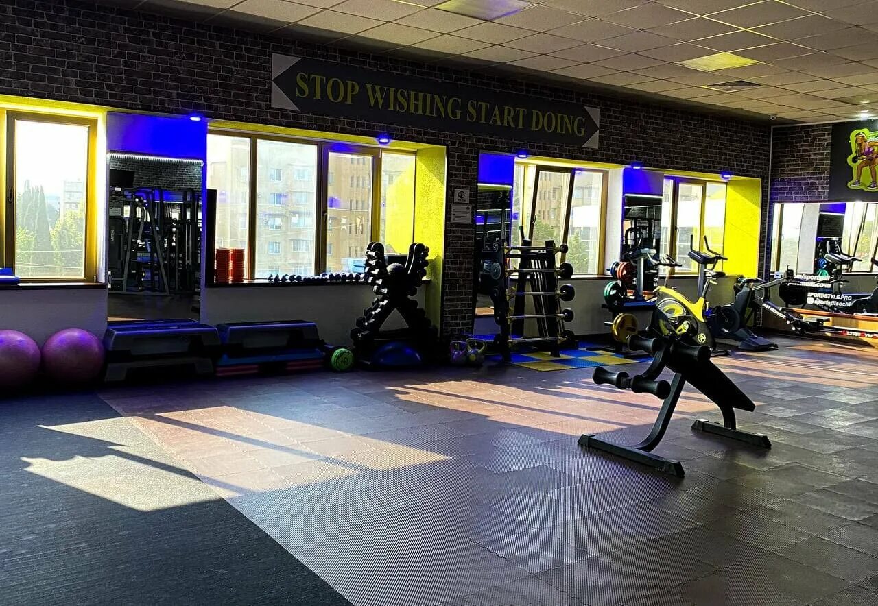 Тренажерный зал сочи. Спортзал медведь сочи. Отель пуллман сочи бассейн. Тренажерный зал сочи. Фитнес залы сочи.