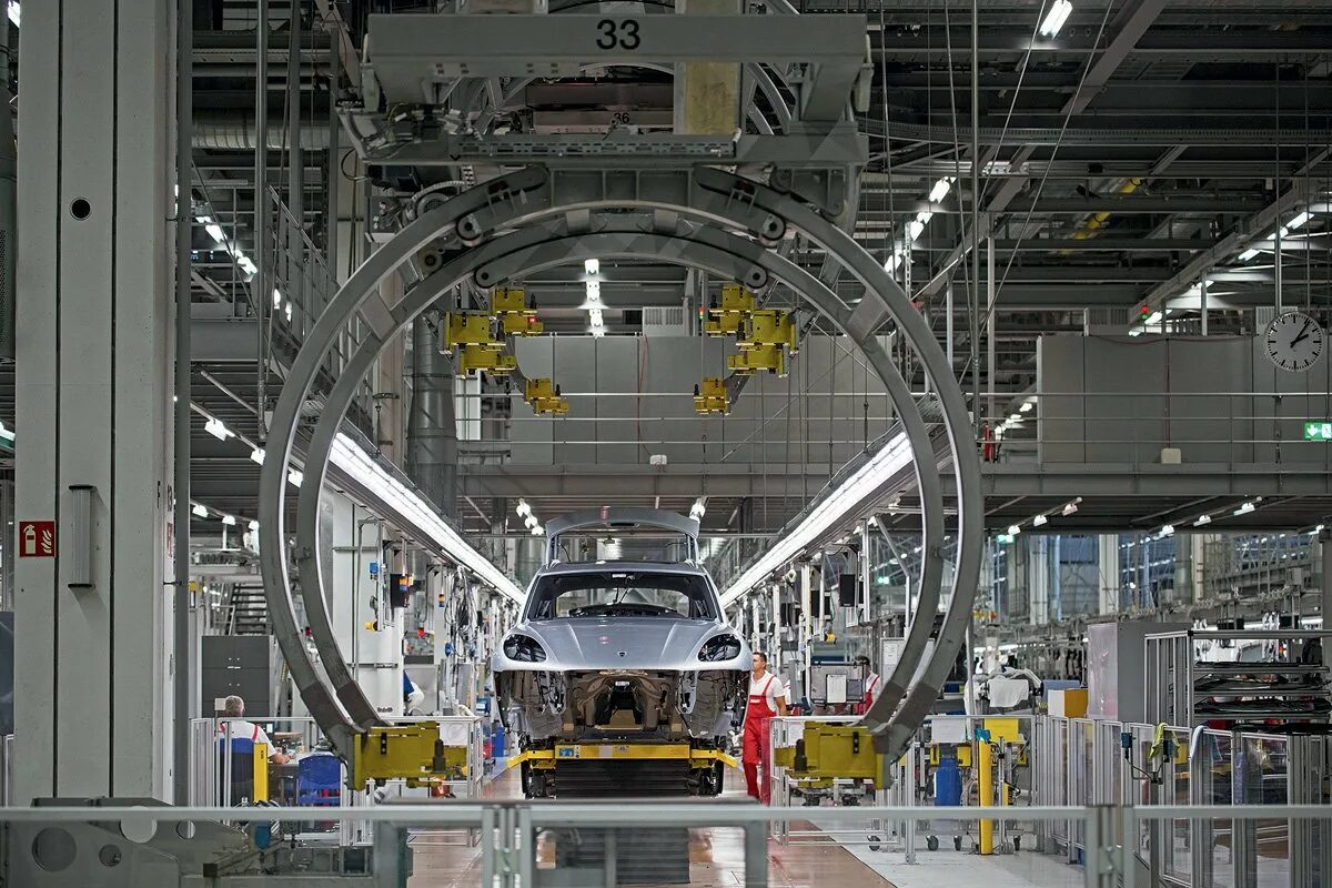 Производство porsche. Автомобильный конвейер порше. Немецкий автопром. Порше электрокар тайкан. Автомобильный завод порше в штутгарте.