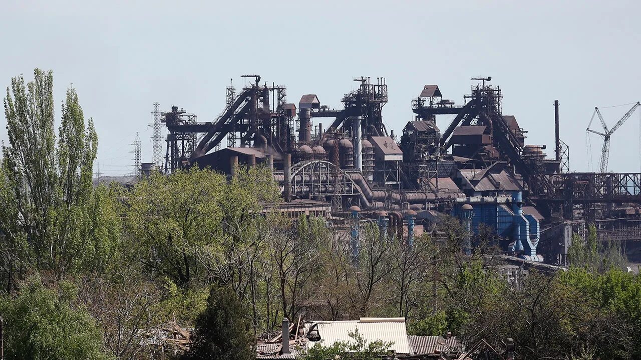 Ахметов азовсталь. Азовсталь 2020. Завод азовсталь центральные ворота мариуполь. Азовсталь металлургический комбинат. Завод азовсталь в мариуполе.