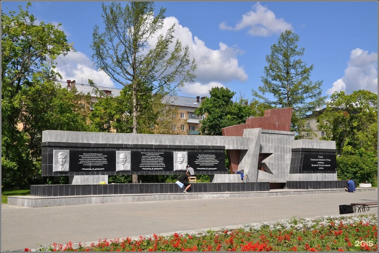 Памятник труженикам тыла гурьевск кемеровская. Ведущий нижний тагил. Кузовлев анатолий тихонович каневской район. Герой труда. Востокметаллургмонтаж руководители.