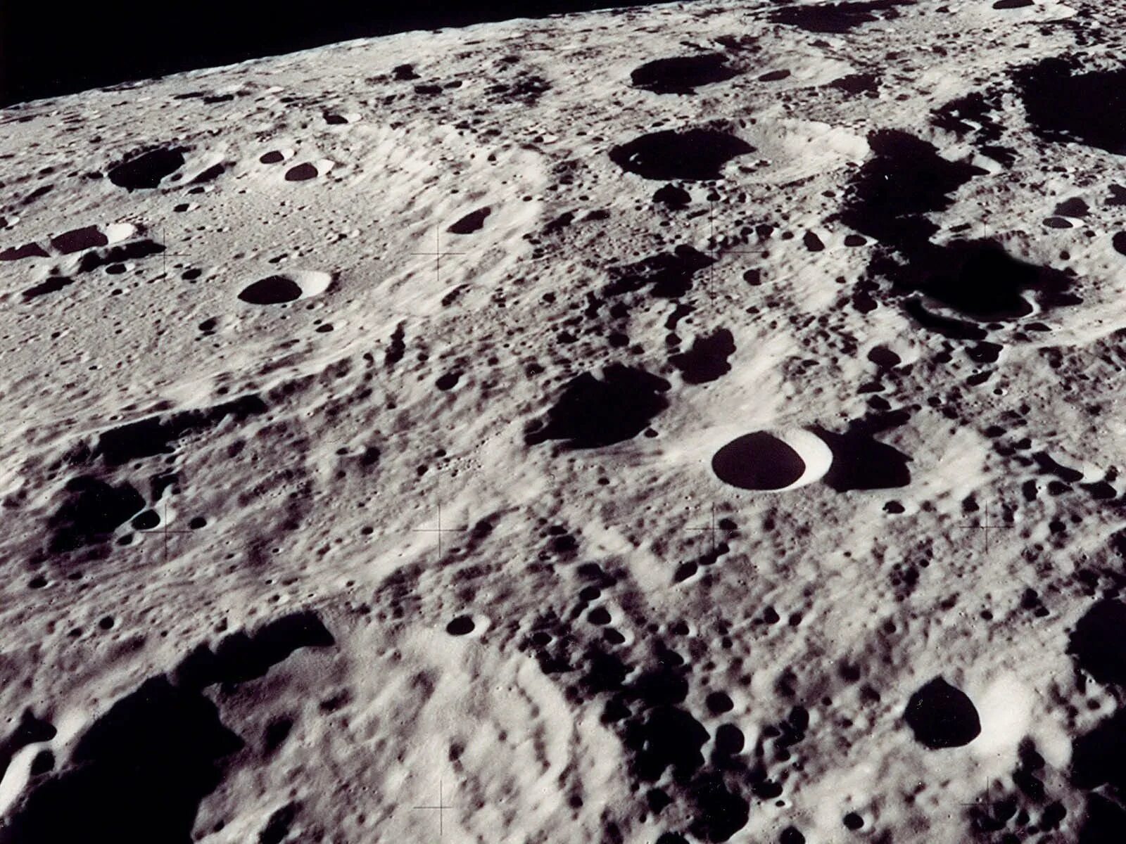Стоя на поверхности луны. Поверхность Луны кратеры. Кратер Кеплер на Луне. Снимки поверхности Луны. Лунная поверхность.