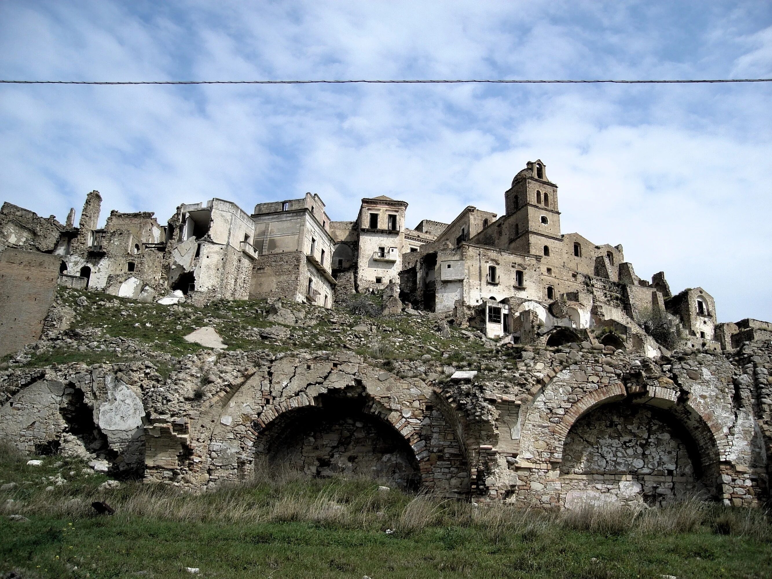 Заброшенный поселок замков. Крако Италия город призрак. Деревня призрак Крако. Деревня Крако Италия. Город призрак Базиликата.