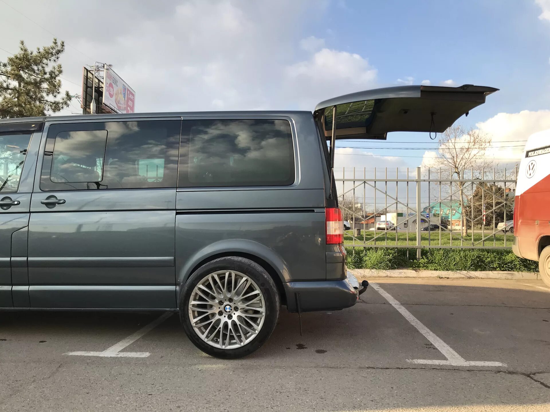 Диски транспортер т5. R20 на Volkswagen Multivan t5. Volkswagen Multivan т5 серебристый. VW Transporter t5 Wheels. Volkswagen Caravelle т5 r19 колеса.