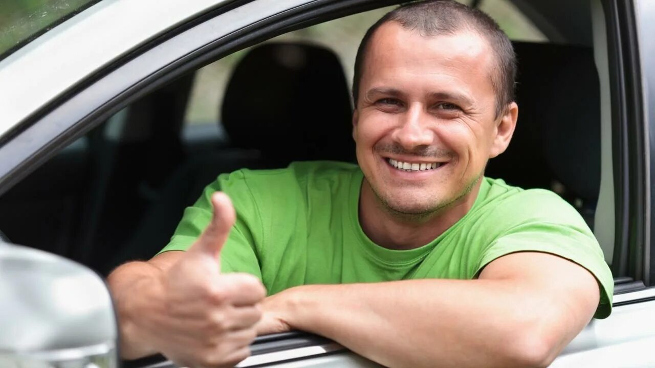Водитель экспедитор. Водитель авто. Таксист за рулем. Человек в машине. Водитель экспедитор категории с.