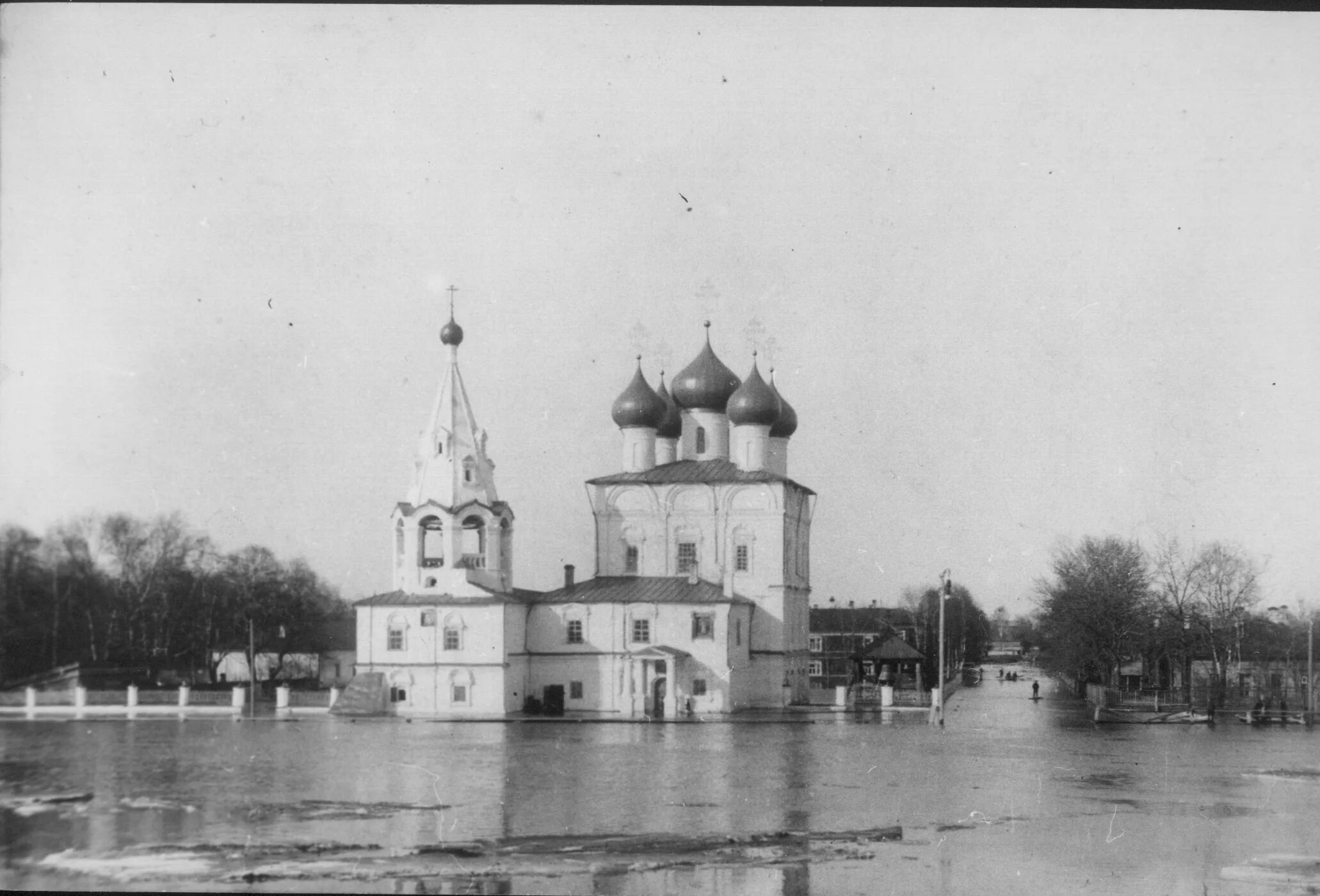 Златоустинская набережная Вологда. Мироносицкая Церковь Вологда. Река Вологда старый Церковь. История вологды сайт