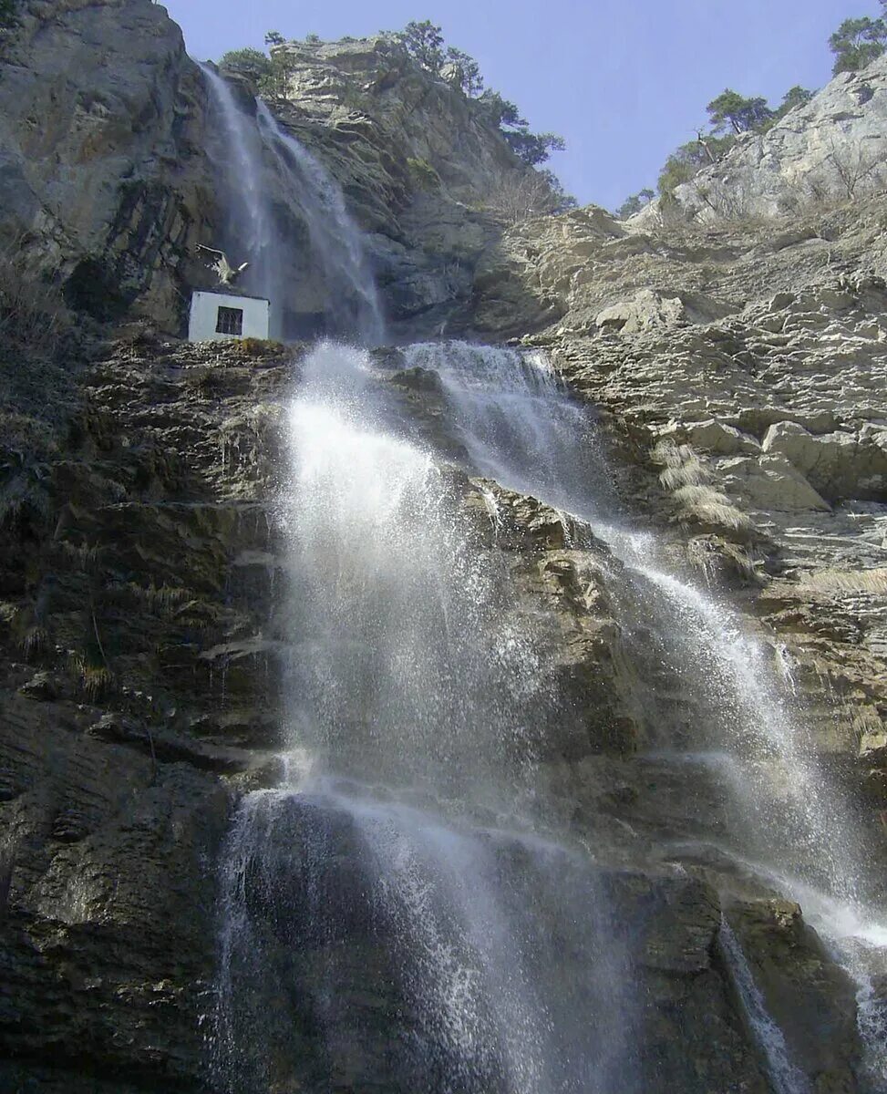 Водопад летящая вода крым. Водопад Учан-Су. Водопад Учан-Су в Ялте. Ай Петри водопад Учан-Су. Учан-Су водопад полноводный.
