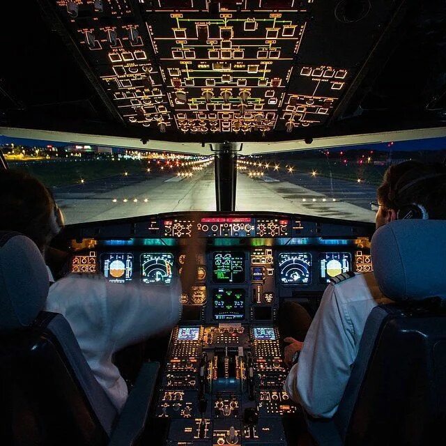 Взлет из кабины пилота. Кабина пилота. Сергеев андрей юрьевич пилот боинга 777. Боинг 737 ng кабина. Кабина пилота.