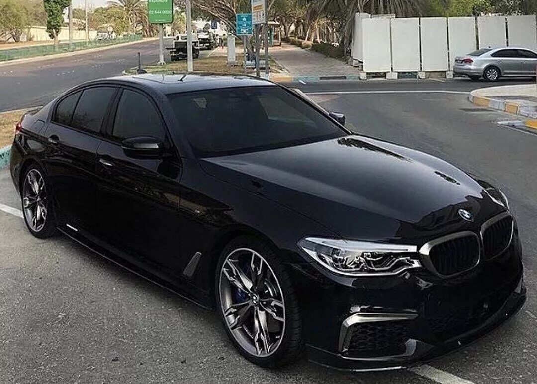 Bmw 5 black. БМВ м7 черная. БМВ м5 черная. БМВ м5 тонированная. БМВ м5 черная тонированная.