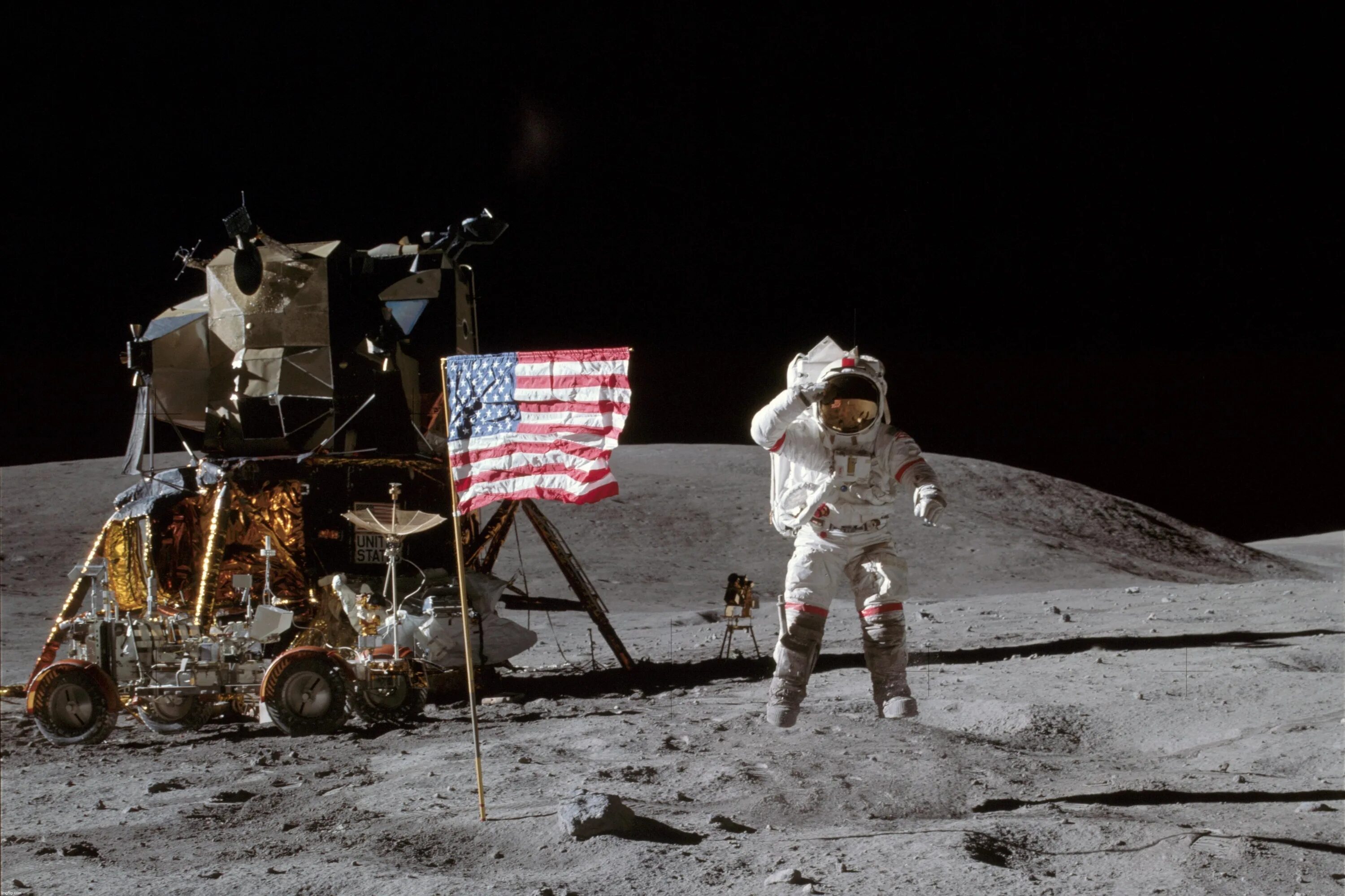 Какой аппарат совершил первую посадку на луну. 1969 Первый человек на Луне. Человек на Луне Аполлон 11. Армстронг первый человек на Луне.
