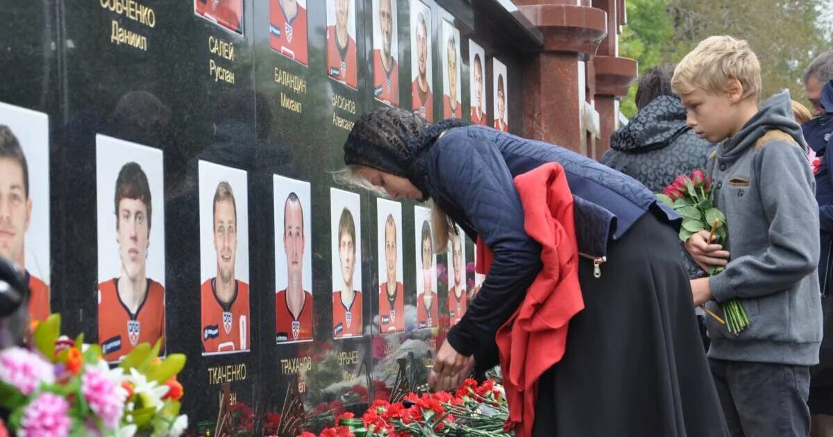 Авиакатастрофа локомотив 7 сентября 2011. Прощание с командой локомотив в ярославле. 09. 09. Локомотив ярославль трагедия 2011.