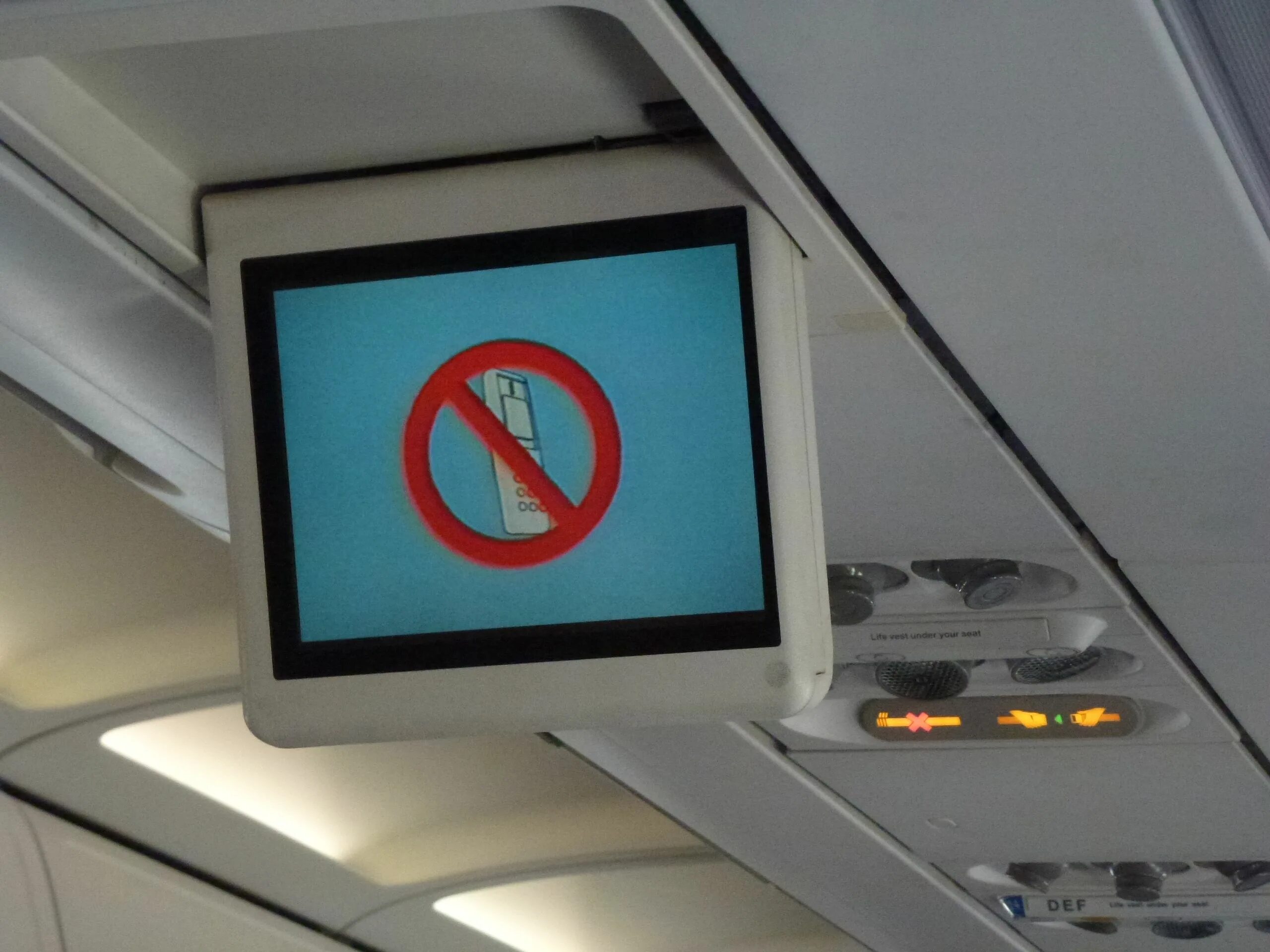 Зарядка для телефона в самолете. Знаки на борту самолета. Что запрещено на борту самолета. Выключить телефон в самолете. Почему нельзя телефон в самолете