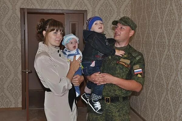Помощь семье контрактника. Семья военного. семья военнослужащего. семья с военным в квартире. солдат с семьей.