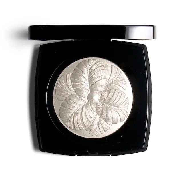 Камелия chanel брошь. Chanel camelia highlighter. Палетка пудра хайлайтер. Брошь камелия коко шанель. Chanel camellia.
