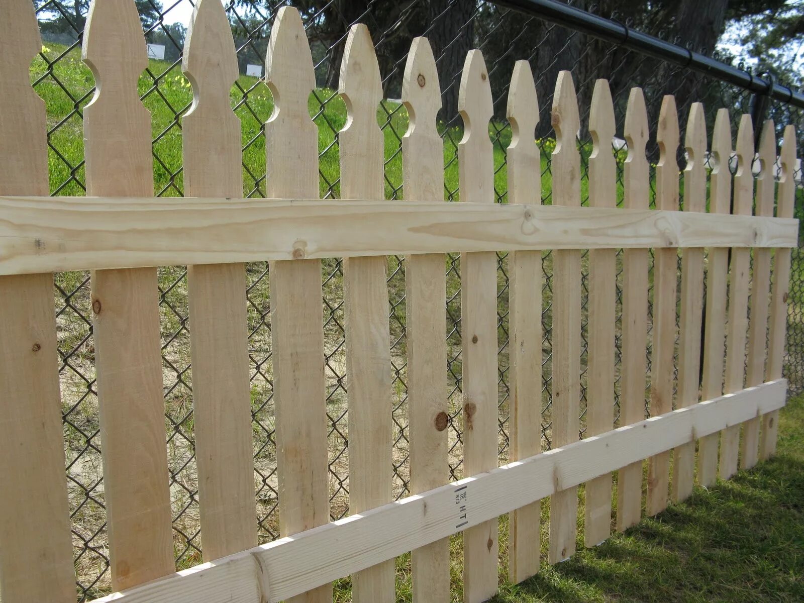 Палисадник из штакетника деревянного фото Installed Wood Fences Photo Gallery Pacific Fence & Wire Co. Fence design, Front