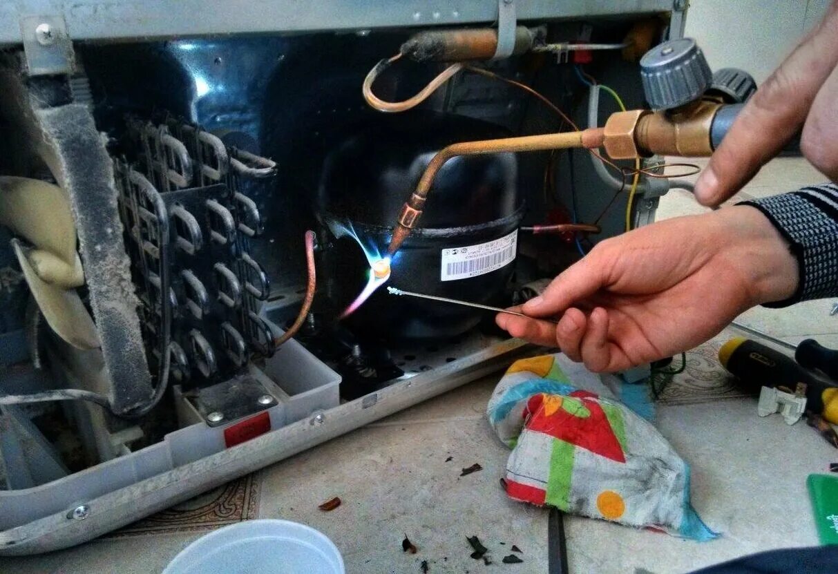 пайка трубок холодильника. капиллярная трубка холодильника polair. пайка компрессора холодильника. прозвонить компрессор холодильника. пайка холодильный.