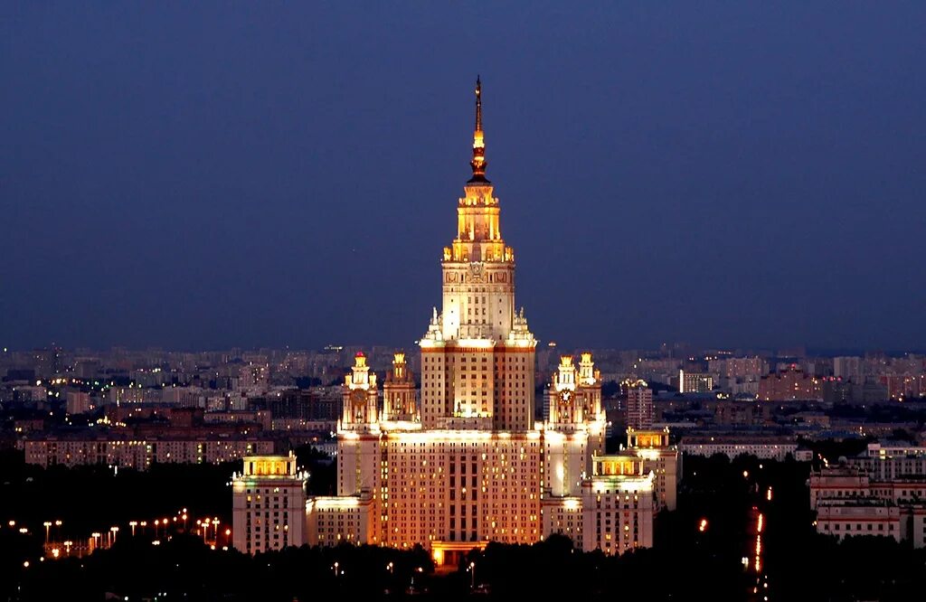 Мгу сколько человек. Здание МГУ В Москве. Сетов МГУ. Москва здание МГУ на закате. Желтый университет Москва.