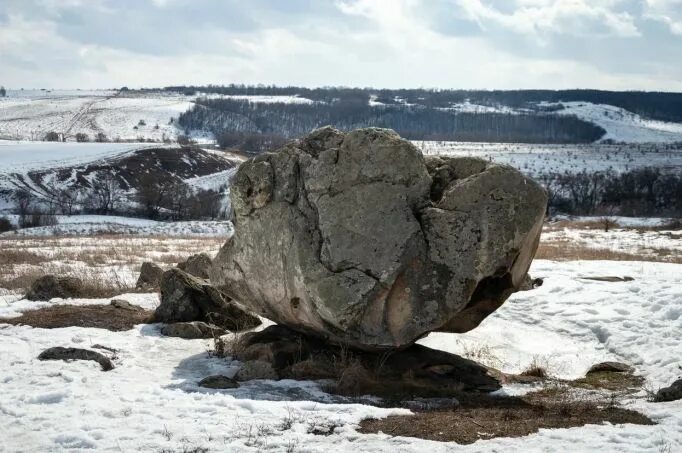 Б камень время. Семья камней. Камень родини. Омсукчан камни семь камней. Иртяш семь камней счастью.