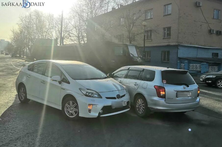 Филдер улан. Fielder гибрид vs Prius 30. Приус 20 авария. ДТП белая Тойота Филдер. Белый Приус 2011 года авария.