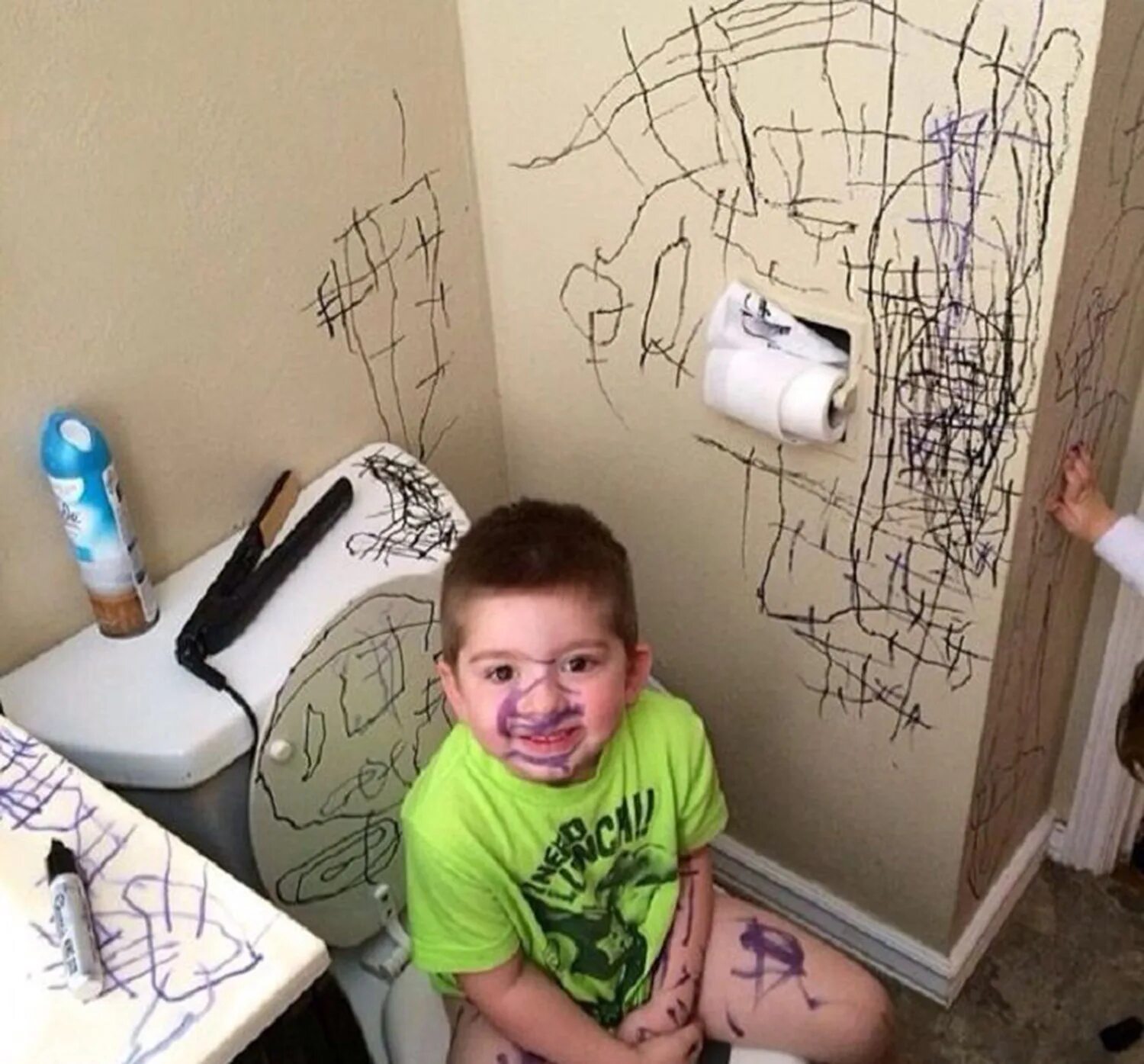 Сын портит. Ребенок разрисовал стены. Ребенок изрисовал комнату. Изрисованная ребенком стена комнаты. Ребенок напакостил.