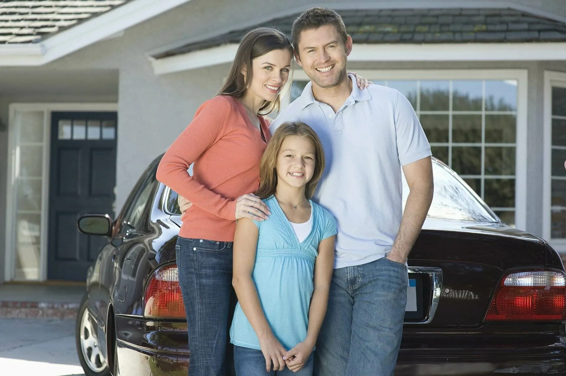 Счастливая семья дом машина. Красивый дом машины семья. Семья на фоне машины. Семья около машины. My family car
