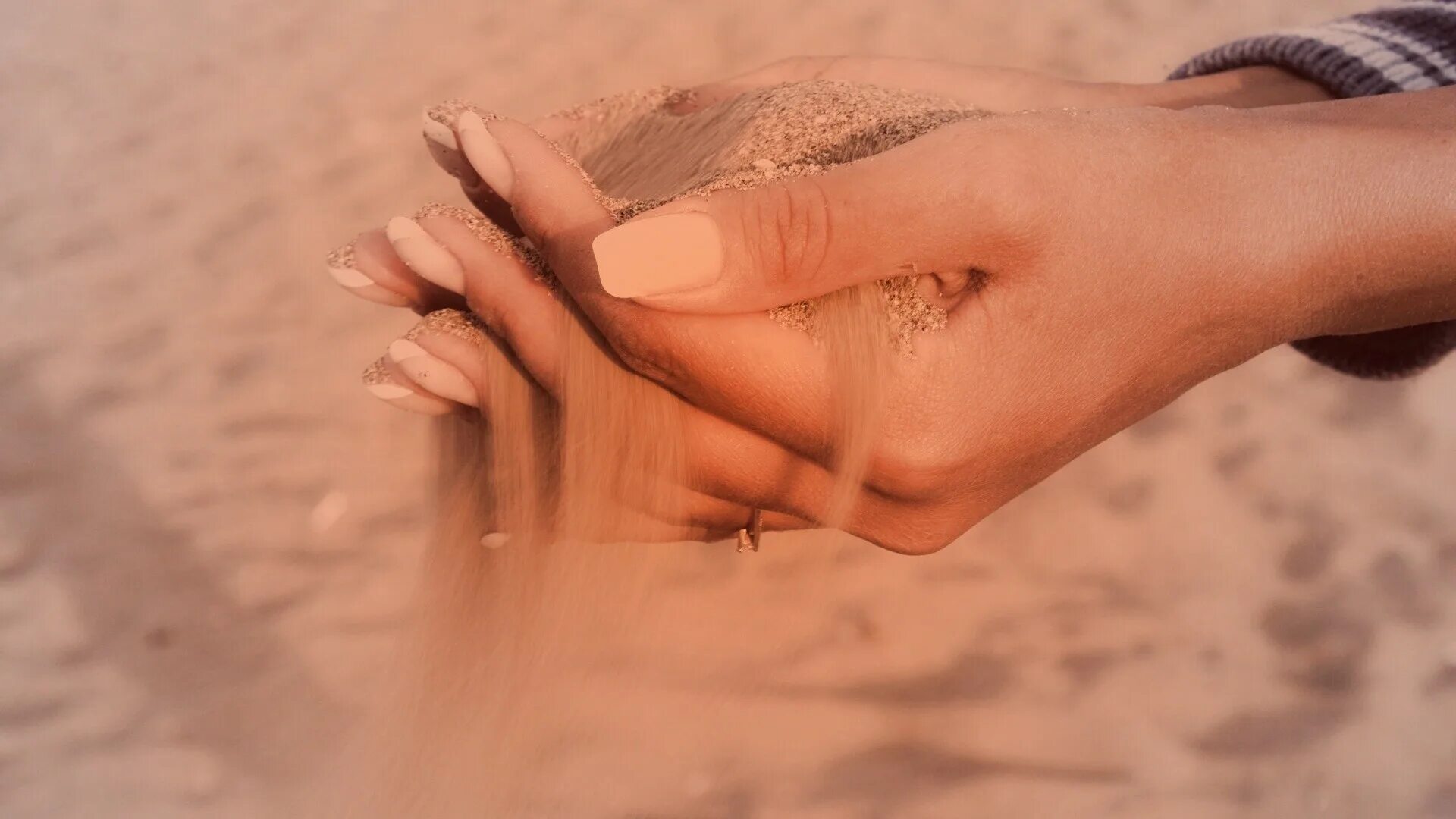 песчаные руки. песок в руках. ладошки на песке. песчаные руки. песок и руки иллюстрация.