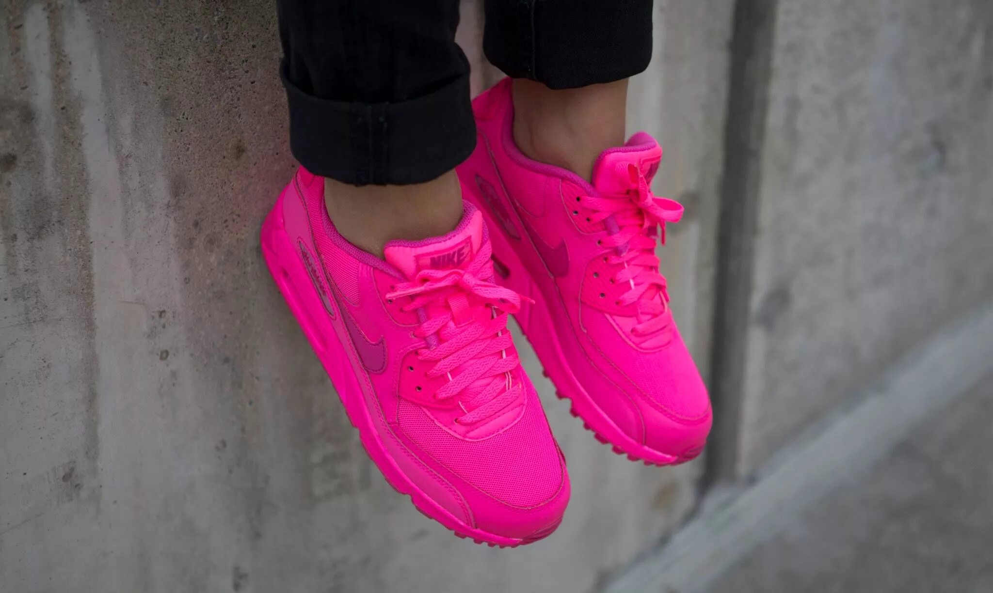 Nike Air Max розовый неон 90. Nike Air Max 90 ярко розовые. Fila кроссовки фуксия. Кроссовки Nike Air Pink. Кроссовки с розовыми шнурками