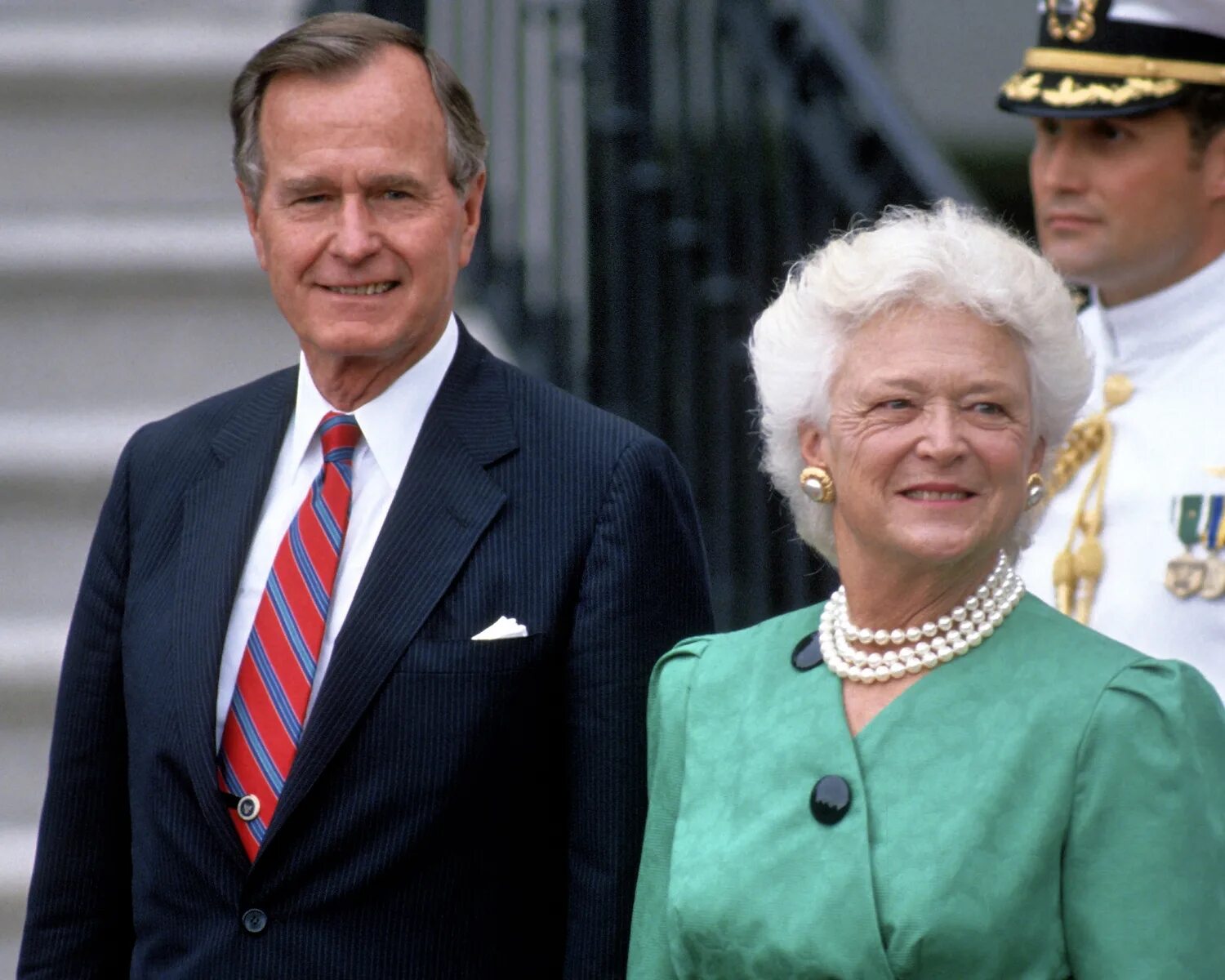 Жена буша старшего. Барбара Джордж Буш старший. Джордж Герберт Уокер Буш с женой. Жена Буша младшего. Джордж Буш старший с женой.