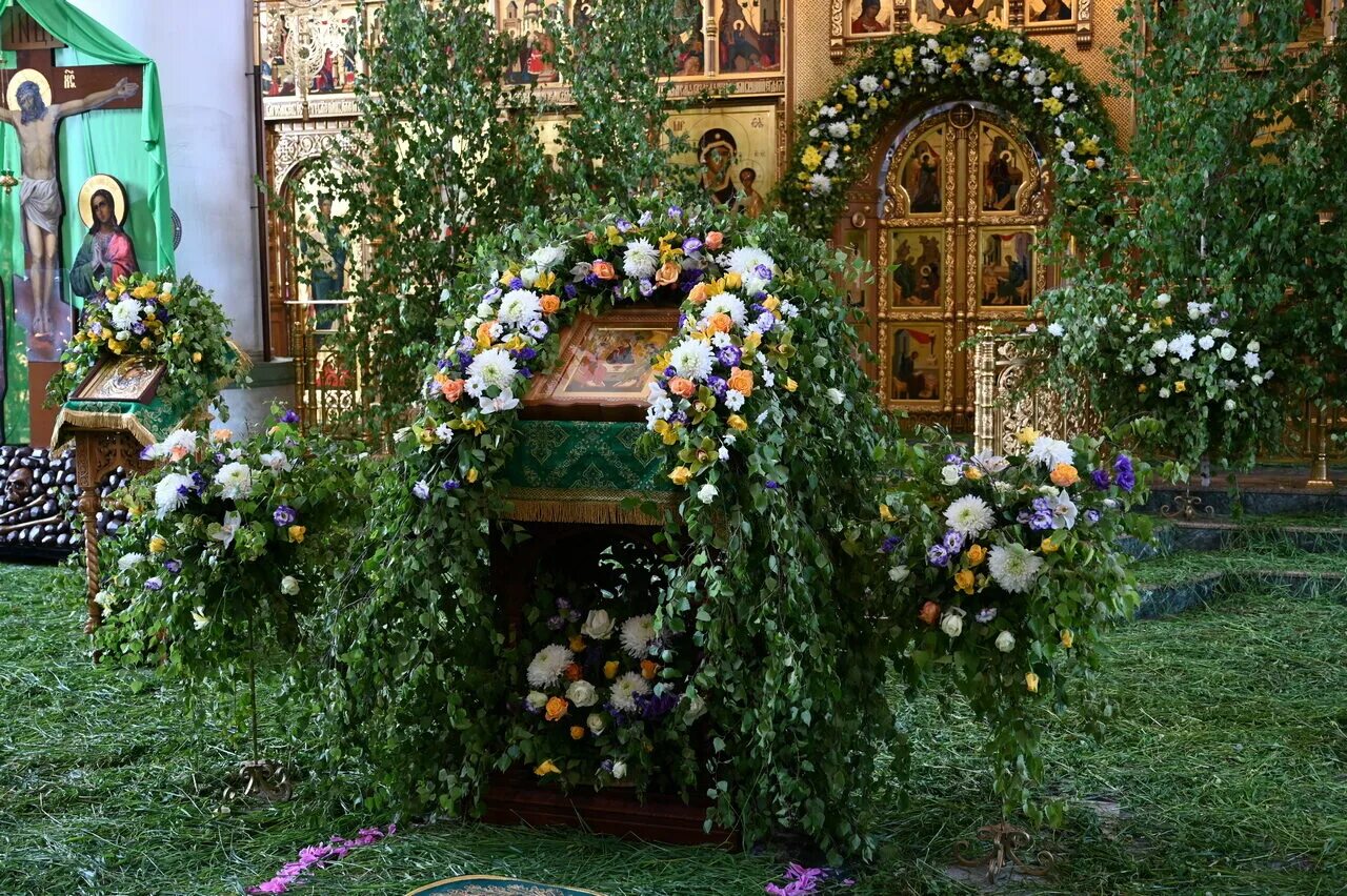 Троица всегда в воскресенье бывает. Украшение церкви на троицу. украшаем храм к троице. троица празднование. праздник троицы в храме.