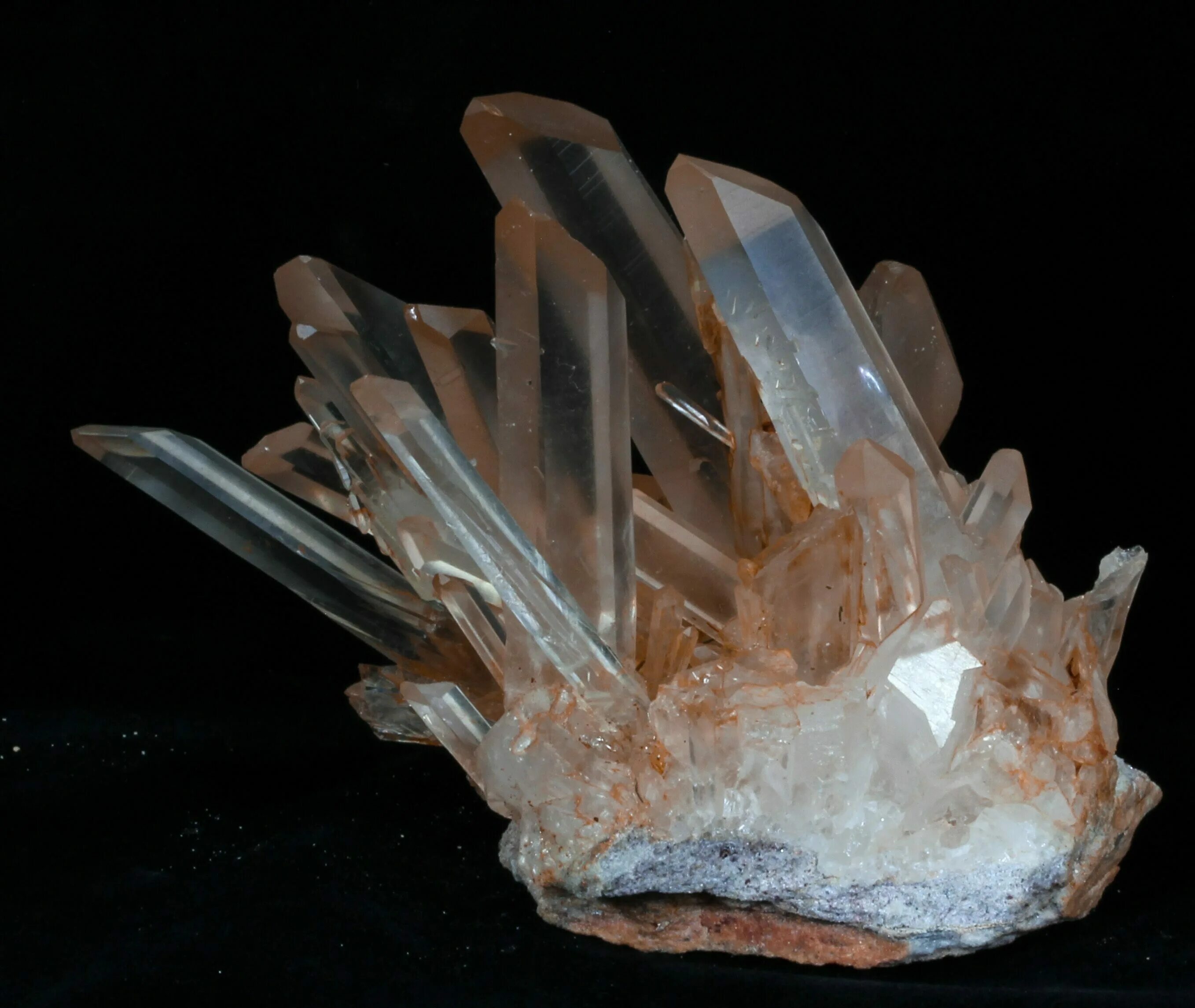 Quartz crystal. Β-кварц Кристал. Кварц пьезоэлектрик. Кварц Кристалл палец. Отдельные Кристаллы кварца.