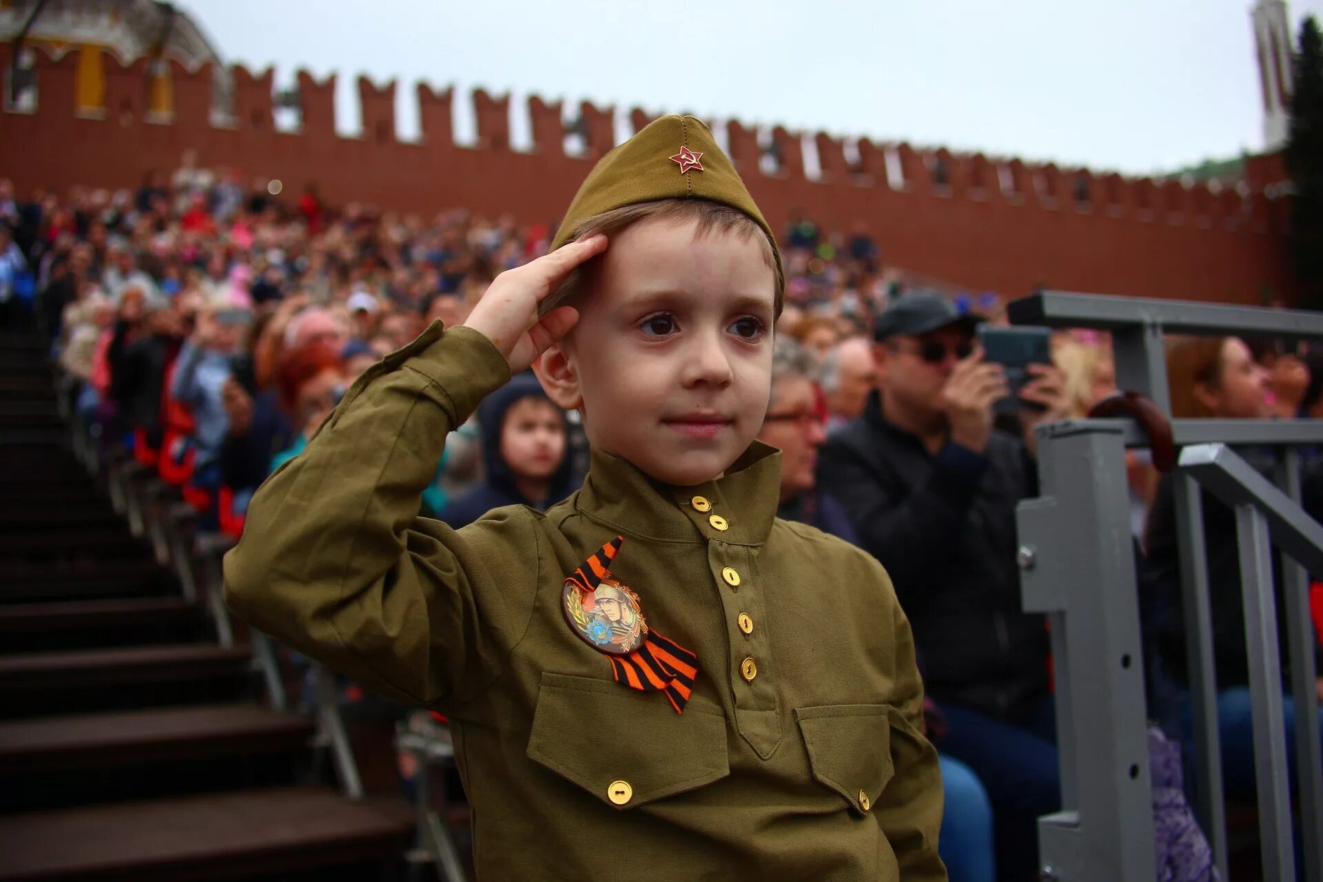 Мальчик на дне победы. День Победы для детей. Дети на параде. Дети на параде Победы. Детям о 9 мае.