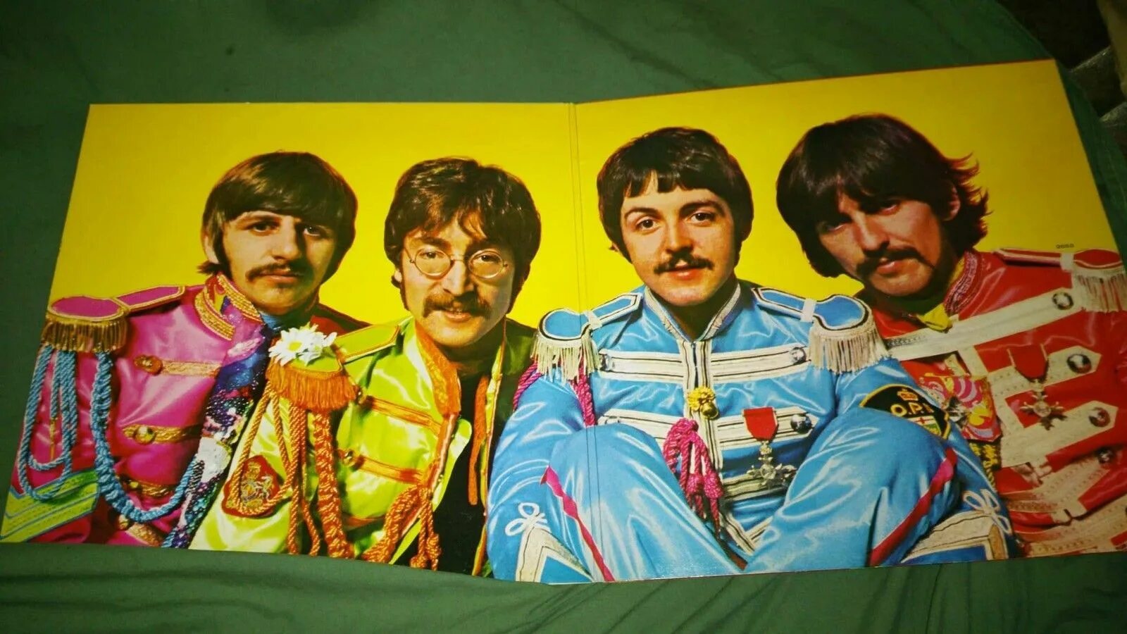 Beatles sgt pepper lonely. Битлз сержант Пеппер. Sgt Pepper s Lonely Hearts Club Band. Битлз диск сержант Пеппер. Sgt. Pepper’s Lonely Hearts Club Band the Beatles.