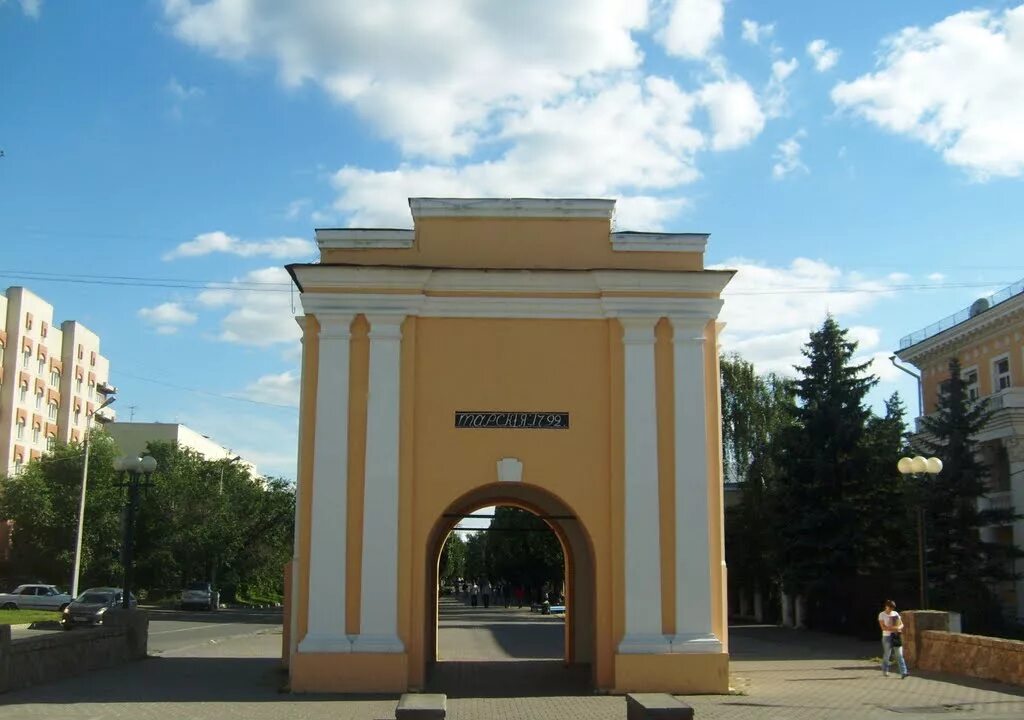 Тарские ворота Омск. Тарские ворота Омской крепости. Памятник Тарские ворота в Омске. Тарские ворота Омск 1792 год.