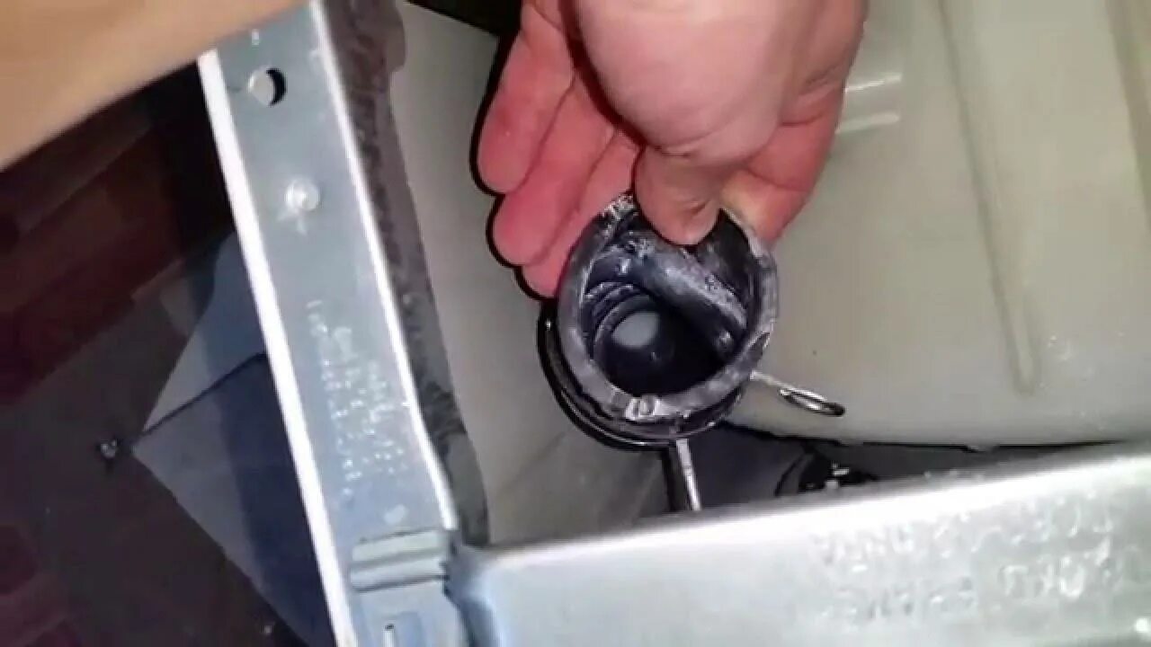 Шланг аварийного слива машинки lg. Сливной патрубок стиральной машины индезит wgs634txr. Течёт стиральная машина снизу самсунг. Стиральная машинка самсунг потекла снизу вода. Течет стиральная машина снизу lg.