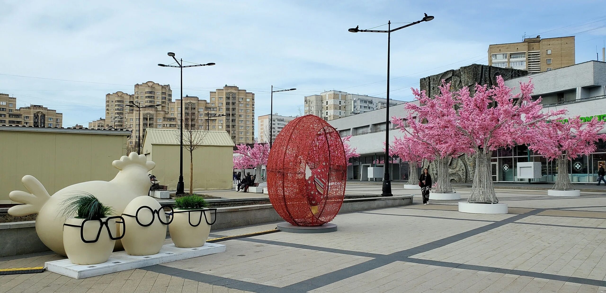 Фонтан на площади юности в Зеленограде. Площадь юности Красноярск. Площадь юности Зеленоград. Площадь юности Зеленоград деревья розовые. Каток на юности зеленоград