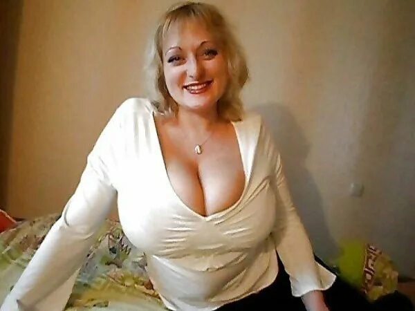 взрослая мама большие. крупные взрослые женщины. зрелая в облегающем платье. взрослая мама большие. женщины с большими буферами.