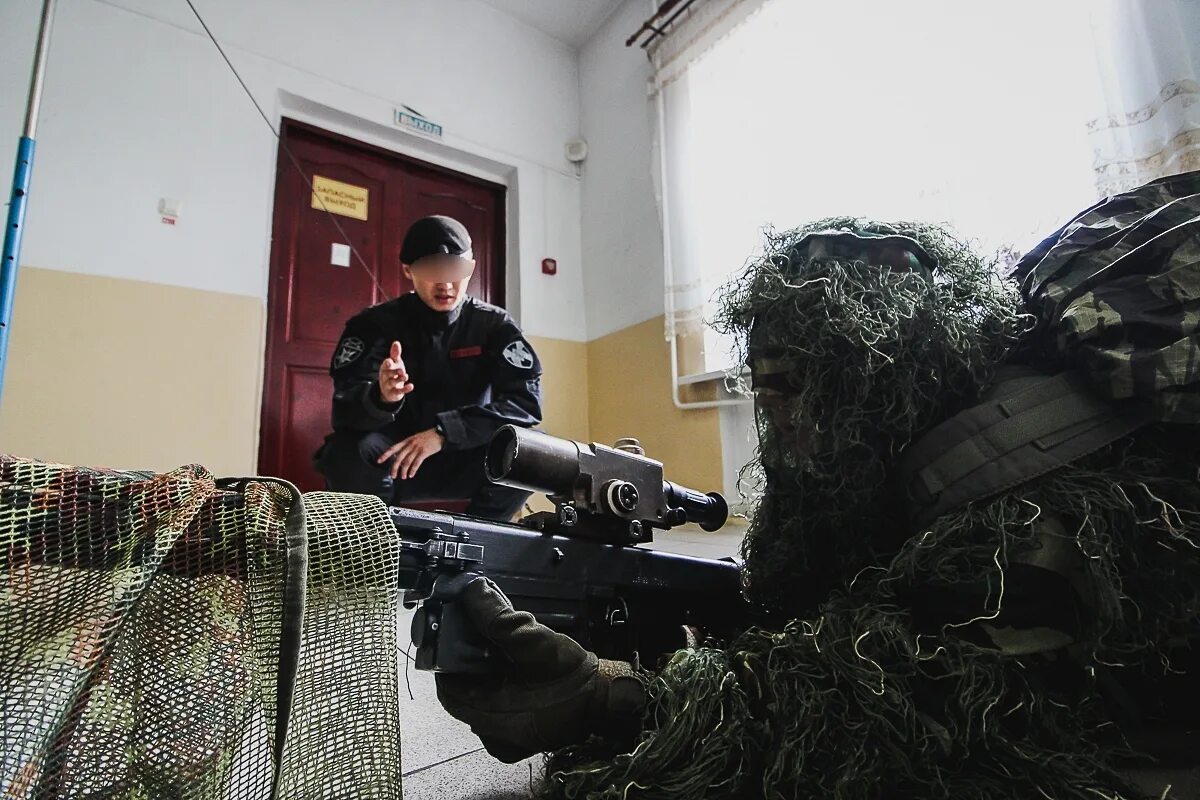 Снайпер ОМОН. Снайпер бойца ОМОНА. Полицейский боец снайпер. Снайпер ОМОНА Брянск.