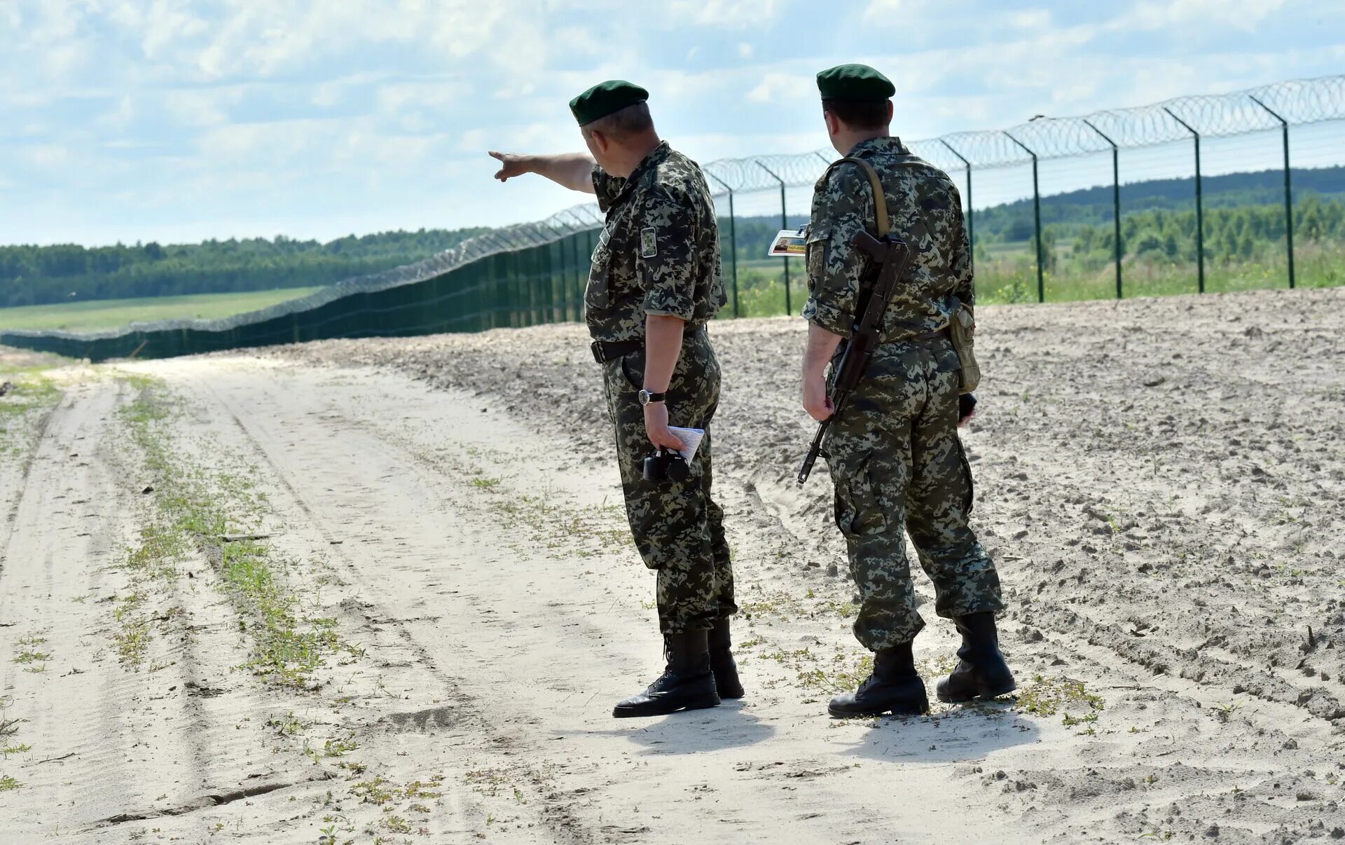 Как выглядит граница с украиной. Российско-украинская граница. Государственная граница Украины. Пограничники России на границе с Украиной. Пограничники на российско украинской границе.