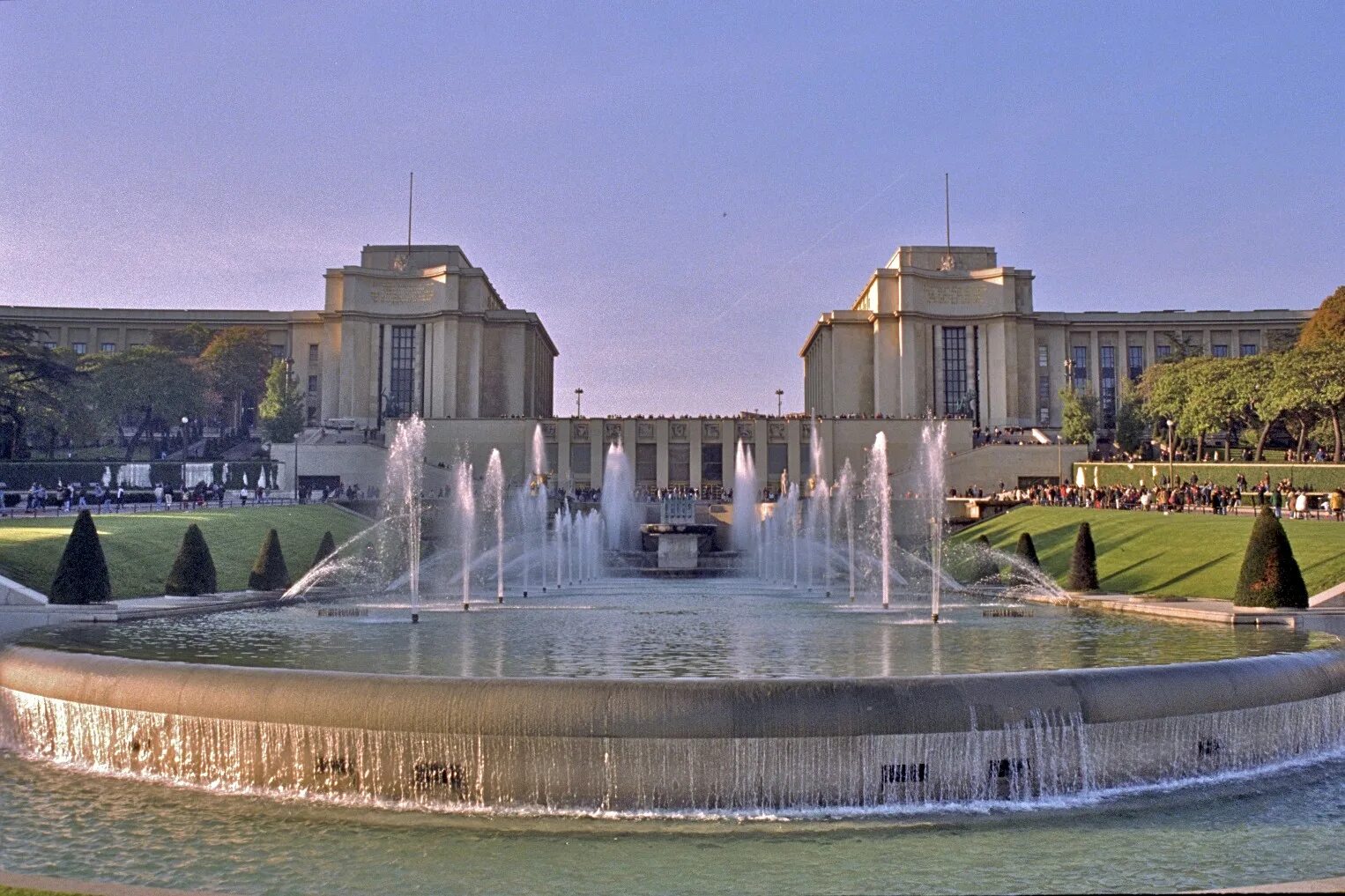 Дворец шайо. Дворец трокадеро в париже. дворец шайо (palais de chaillot). площадь трокадеро. фонтаны трокадеро в париже.