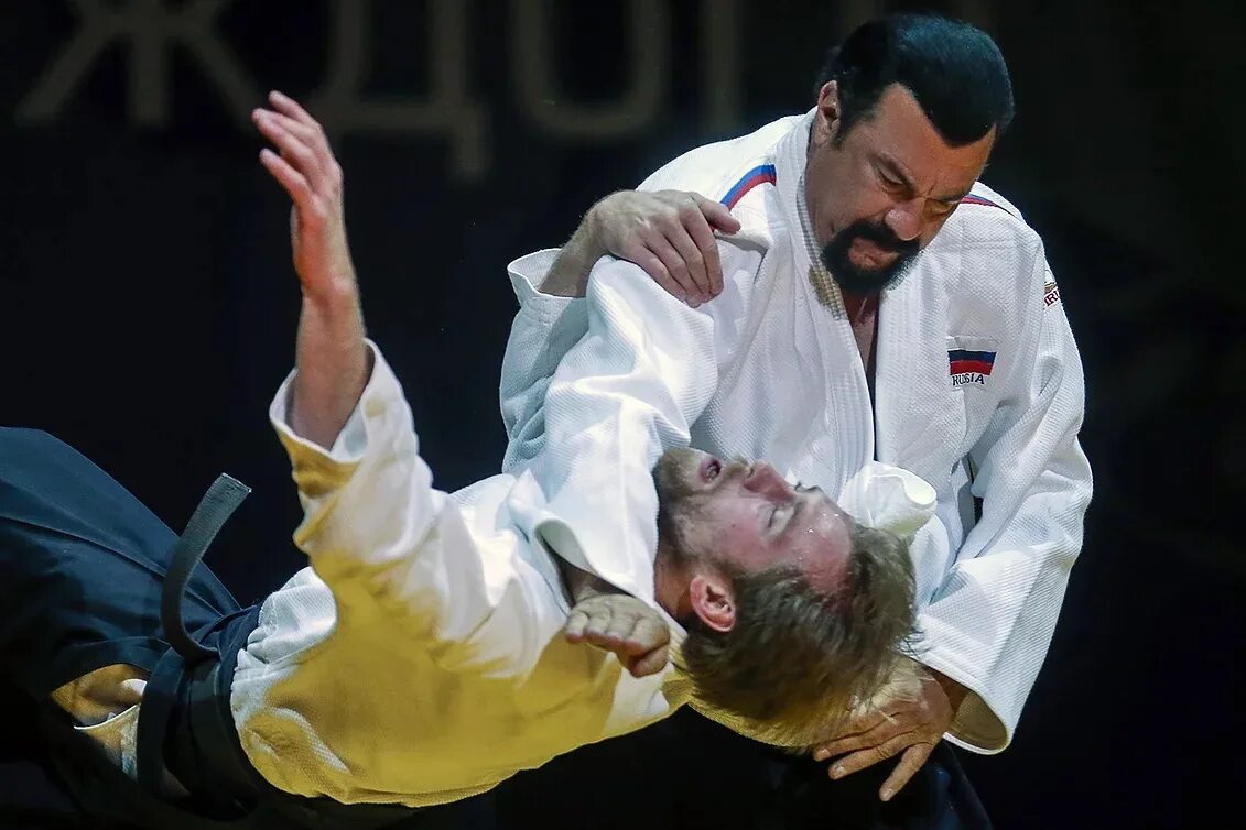 Стивен сигал мастер айкидо. Стивен сигал. Сигал какое единоборство. Тэнсин айкидо стивен сигал. Стивен сигал в кимоно.